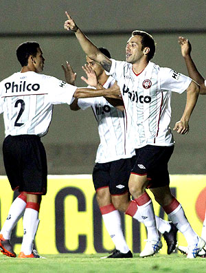 Atlético-PR aproveita início ruim do xará goiano e vence fora de casa