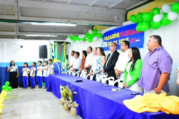 Vereadores de Floriano acompanha entrega de moderniza&ccedil;&atilde;o da escola Raimundinha Carvalho.(Imagem:CMF)