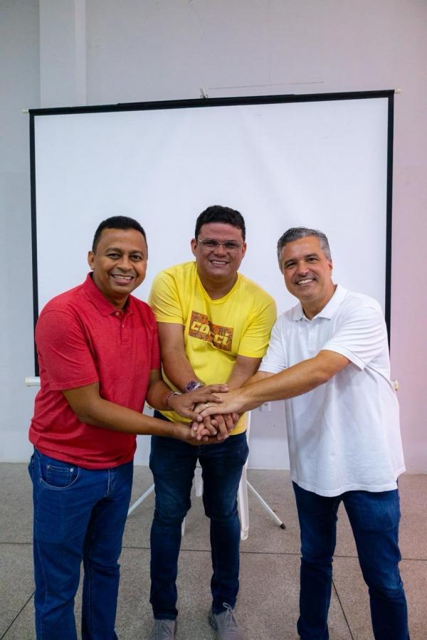 João Neto e Dr. Vinícius Nascimento fortalecem grupo político com importantes lideranças de Floriano.(Imagem:Ascom)