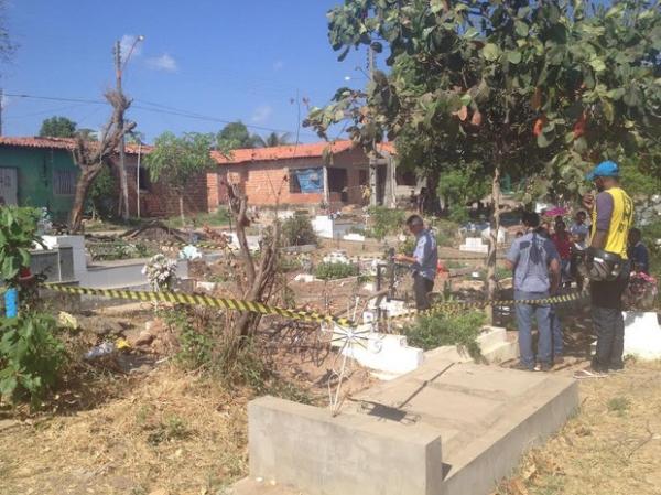 Grupo invade cemitério, abre e queima sepultura de detento em Teresina