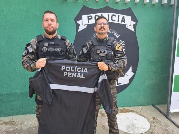  Sejus-PI realiza entrega de capas de chuva para Pol&iacute;cia Penal.(Imagem:Divulga&ccedil;&atilde;o)
