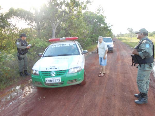 Policiais que iniciaram as dilig&ecirc;ncias no sentido de identificar e prender os acusados.(Imagem:Chagas Silva-JF Agora)
