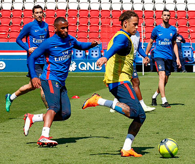 Neymar faz seu primeiro treino com bola no PSG após lesão