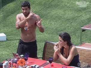 Agora é a vez de Yuri imitar Monique