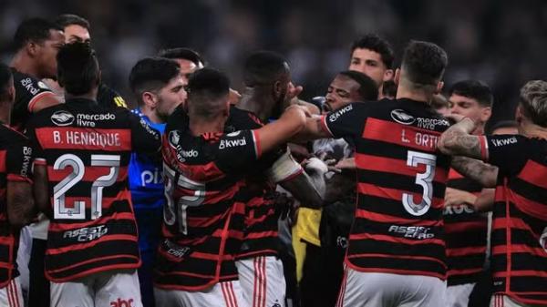 Jogadores de Corinthians e Flamengo se envolvem em confus&atilde;o.(Imagem:Ettore Chiereguini/AGIF)