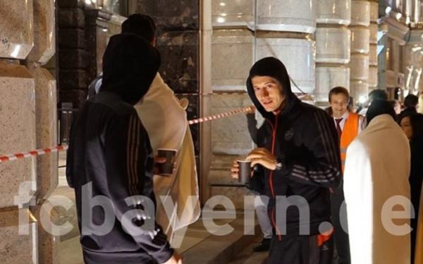 Lewandowski toma caf&eacute; na porta de hotel.(Imagem:Divulga&ccedil;&atilde;o/Site oficial do Bayern)