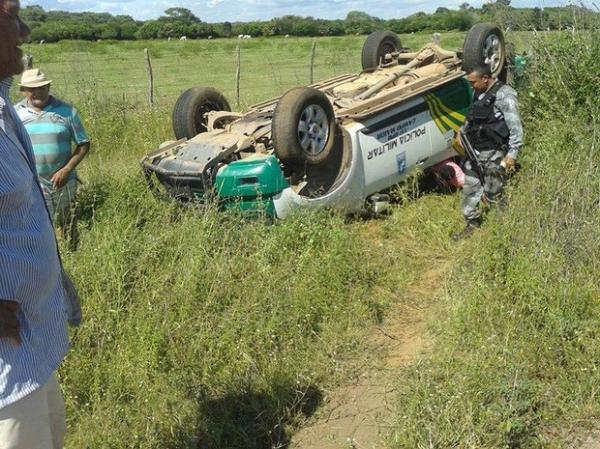 Viatura ficou com os quatro pneus para cima.(Imagem:Domingos Jos&eacute;/CampoMaiorEmFoco)