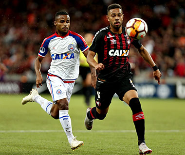 Atlético-PR bate Bahia nos pênaltis e pega Fluminense na semi da Sul-Americana