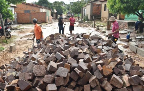  Prefeitura de Floriano d&aacute; in&iacute;cio a constru&ccedil;&atilde;o de 115 mil m&sup2; de cal&ccedil;amento do Avan&ccedil;ar Cidades.(Imagem:Secom)