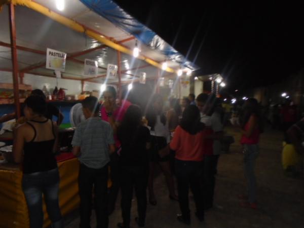 Em meio a crise, ambulantes comemoram lucro na Paix&atilde;o de Cristo em Floriano.(Imagem:FlorianoNews)