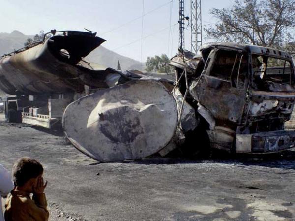 Caminh&atilde;o-tanque explode e pega fogo no Paquist&atilde;o. Quinze pessoas.(Imagem:Qazi Rauf / AP Photo)