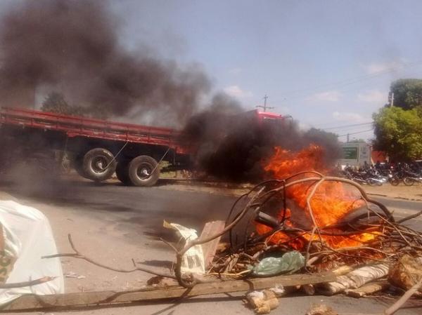 Familiares de presos iniciam barriacada na BR-316 como forma de protesto.(Imagem:Gustavo Almeida/ G1)