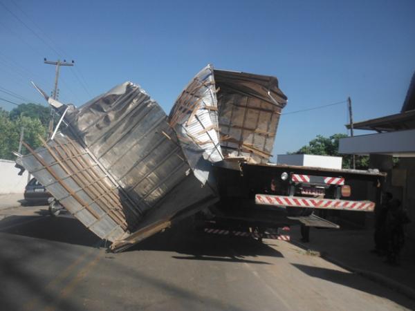 Acidente deixa caminhão, poste e muro destruídos em Floriano