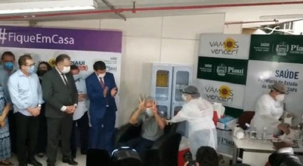  M&eacute;dico obstetra Joaquim Vaz Parente foi o primeiro vacinado no Piau&iacute;.(Imagem:Suzana Aires/G1 )