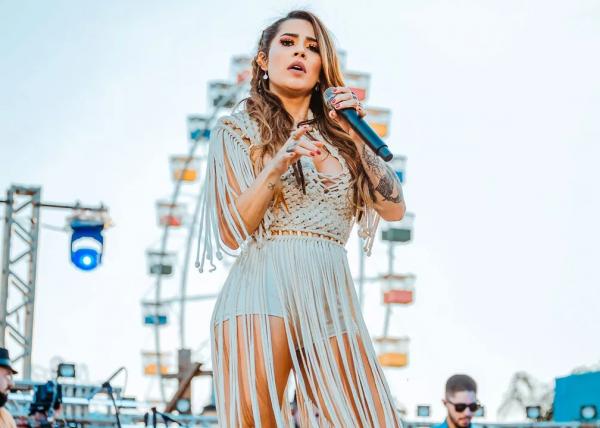 A cantora afirmou ficar sempre atenta aos novos nomes da música sertaneja e garantiu:
