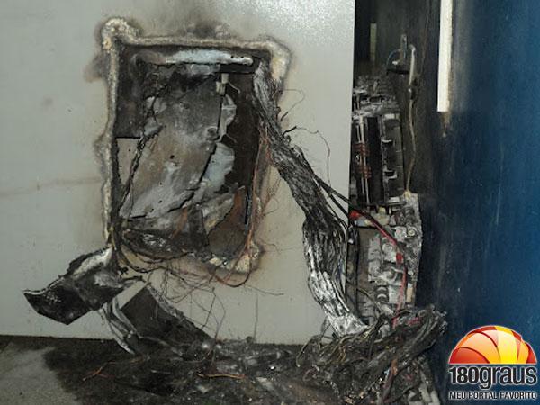 Pol&iacute;cia investiga o arrombamento em dois caixa eletr&ocirc;nico do Banco do Brasil no Centro.(Imagem:180graus)