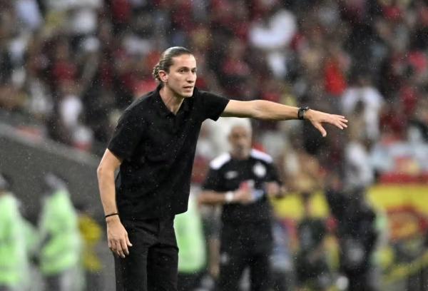 Filipe Lu&iacute;s d&aacute; instru&ccedil;&otilde;es em jogo do Flamengo contra o Central C&oacute;rdoba.(Imagem: Andr&eacute; Dur&atilde;o/ge)
