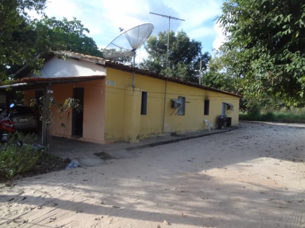 Inc&ecirc;ndio atinge casa de morador na Subesta&ccedil;&atilde;o de Floriano.(Imagem:FlorianoNews)