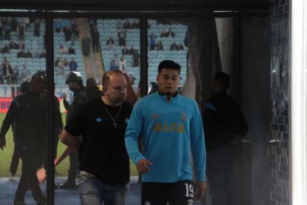 Arezo foi expulso por peitar o &aacute;rbitro.(Imagem:Rafael Favero / ge)