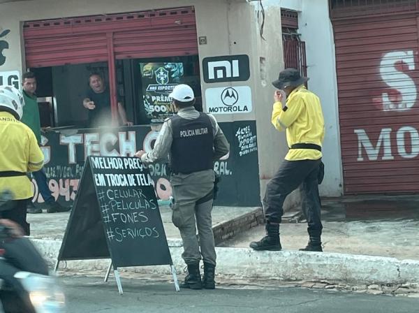 SUTRAN e Pelotão de Trânsito promovem ação de organização do tráfego no centro de Floriano.(Imagem:Divulgação/PM)