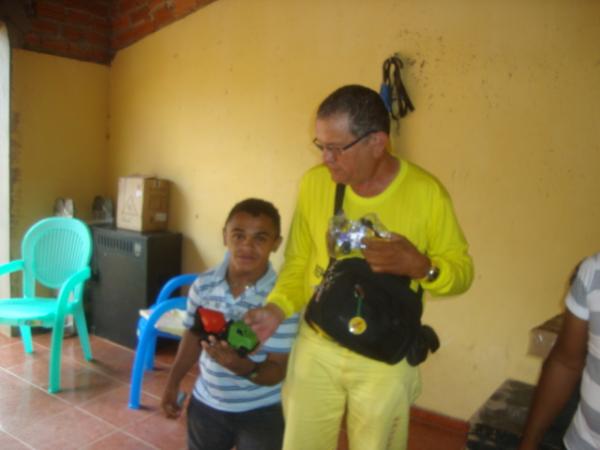 Entregando Presentes(Imagem:reda&ccedil;&atilde;o)
