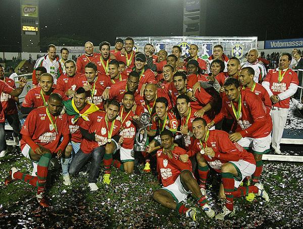 Lusa recebe faixa e levanta taça da Série B