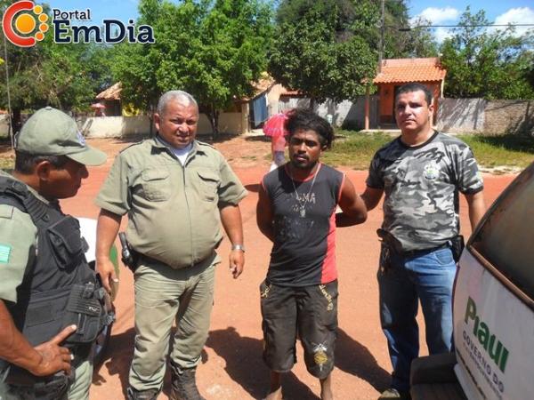 Policiais ao lado de Deusimar, vulgo Negr&atilde;o, preso acusado de arrombamento.(Imagem:Portal Em Dia)