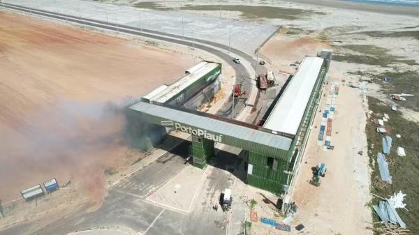 Inc&ecirc;ndio atinge canteiro de obras do Porto de Lu&iacute;s Correia, no litoral do Piau&iacute;.(Imagem:Divulga&ccedil;&atilde;o/Porto Piau&iacute;)