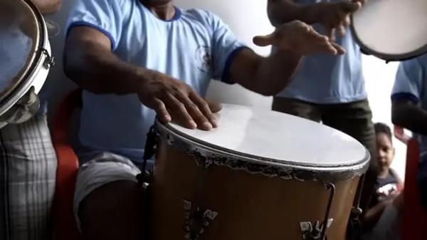 O samba de roda carrega tradi&ccedil;&otilde;es que passam de gera&ccedil;&atilde;o a gera&ccedil;&atilde;o.(Imagem:TV Brasil/Arquivo)