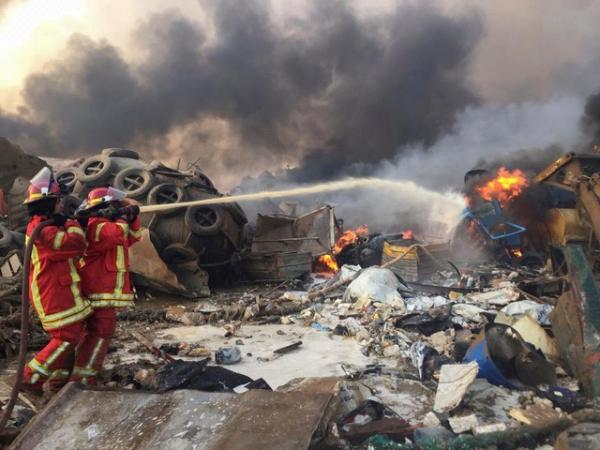 Bombeiros jogam &aacute;gua em um inc&ecirc;ndio ap&oacute;s explos&atilde;o em Beirute, no L&iacute;bano.(Imagem:Mohamed Azakir/Reuters)
