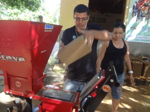 Curso ensina a fabrica&ccedil;&atilde;o de Tijolos Ecol&oacute;gicos.(Imagem:FlorianoNews)