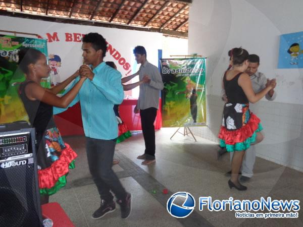 Alunos se divertem com apresentação de danças na Semana da Criança.(Imagem:FlorianoNews)