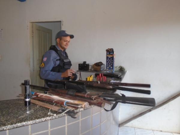 Ap&oacute;s mandado de busca e apreens&atilde;o homem &eacute; preso por porte ilegal de arma de fogo.(Imagem:FlorianoNews)