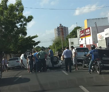 Educadora física capota carro na zona Leste de Teresina