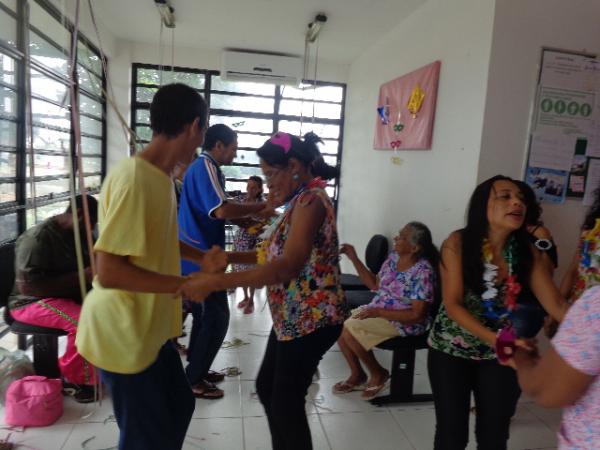 Unidade de Sa&uacute;de Helvidio de Holanda Barros realiza carnaval dos idosos.(Imagem:FlorianoNews)