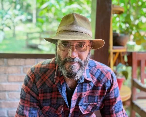 Almir Sater cruza trilhas pantaneiras e andinas na rota segura do álbum "Do amanhã nada sei"