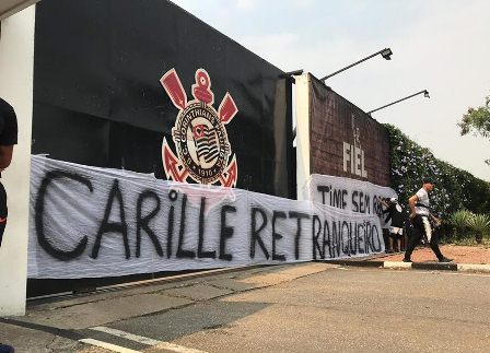Em protesto, torcida do Corinthians pede raça e critica Carille retranqueiro