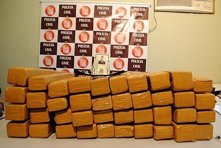 Polícia apreende 50kg de droga que seria entregue em frente a faculdade