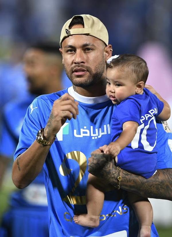 Neymar, com Mavie, foi para o campo participar de celebra&ccedil;&atilde;o (Imagem:Reuters)