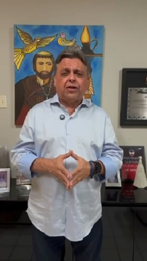 "Quem desvia dinheiro público tem perdão, mas manifestantes seguem presos?", diz Júlio Arcoverde
