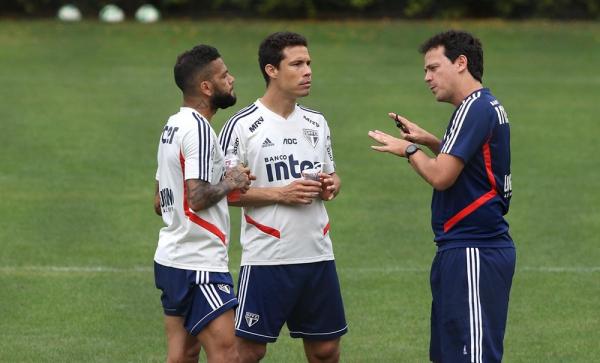 Daniel Alves, Hernanes e Fernando Diniz conversam no S&atilde;o Paulo.(Imagem: Rubens Chiri / saopaulofc.net)