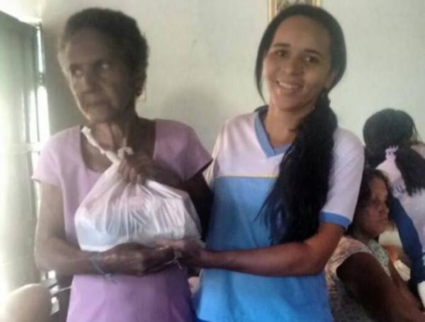 Estudantes realizam distribuição de cestas básicas na Vila Vicentina