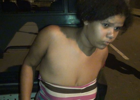Mulher agride criança e tenta matar marido com facão