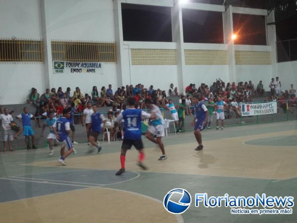 Tarde esportiva &eacute; realizada com alunos do col&eacute;gio Estadual.(Imagem:FlorianoNews)