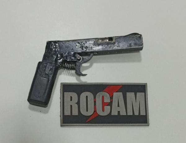 Arma de fogo de fabrica&ccedil;&atilde;o caseira, calibre .32, foi encontrada com o suspeito.(Imagem:Divulga&ccedil;&atilde;o/PM)