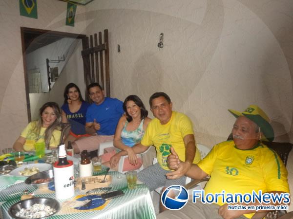 Torcedores de Floriano e Bar&atilde;o de Graja&uacute; se reuniram para assistir partida entre Brasil e Cro&aacute;cia.(Imagem:FlorianoNews)