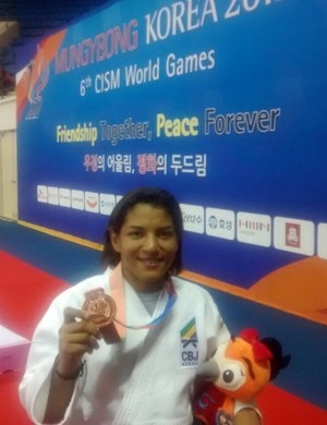 Desclassificada, Sarah Menezes fatura bronze e comemora: "serviu muito"