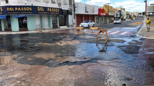 Cano estoura e causa grande vazamento de água em avenida de Floriano.(Imagem:FlorianoNews)