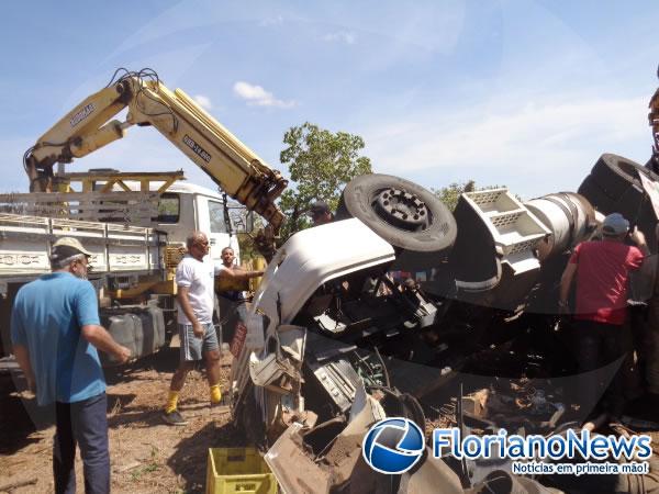 Caminhão tomba e motorista morre em acidente na PI 140.(Imagem:FlorianoNews)