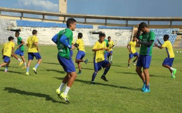 Treino do Altos sub-19 no est&aacute;dio Albert&atilde;o.(Imagem:Luis J&uacute;nior)